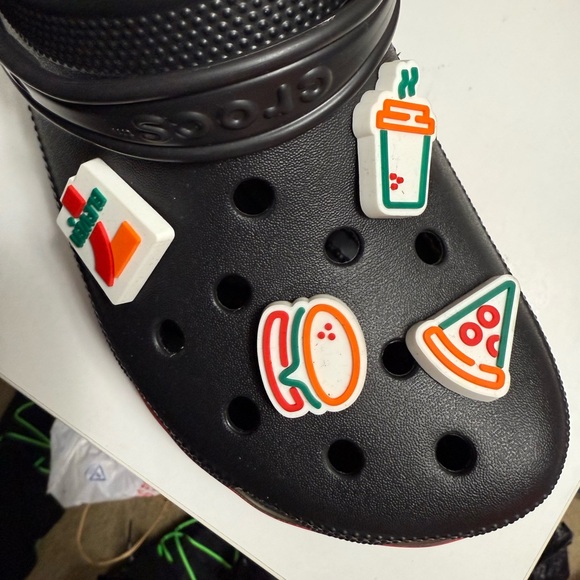Crocs ( 7-eleven ) - Picture 3 of 6